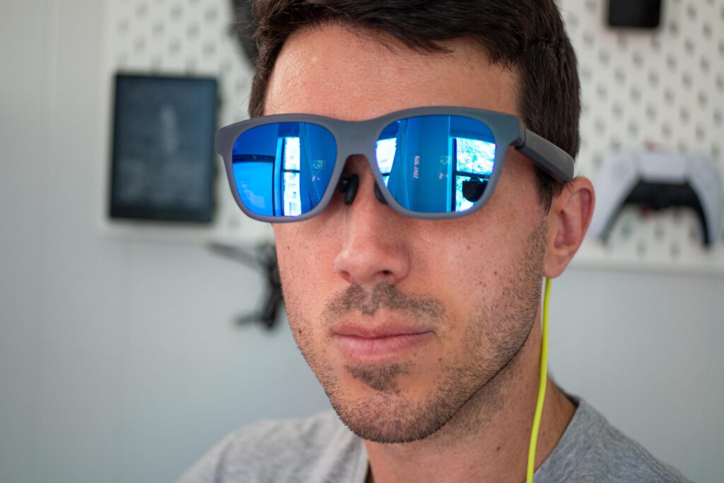 Cameron Faulkner lleva unas gafas Xreal en una fotografía de The Verge.