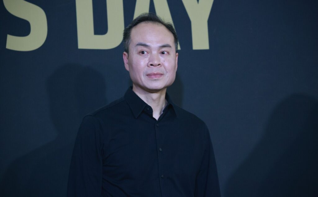 AMD llevará FSR 4 a APUs y consolas portátiles antes de acabar 2026 Jack Huynh escucha una pregunta de los periodistas durante un encuentro con medios en Seúl.