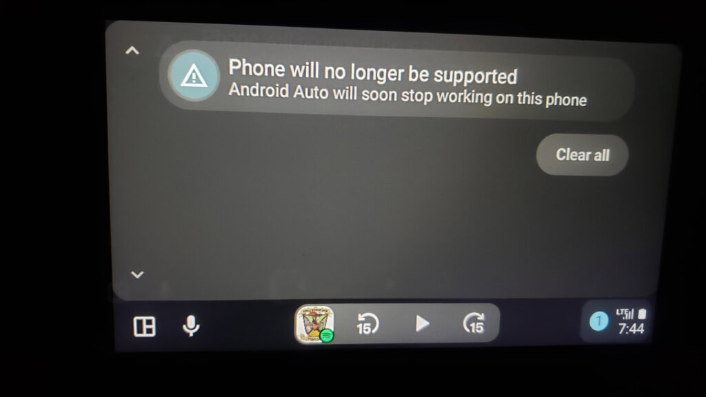 Aviso de Android Auto que informa de que un teléfono con Android 10 dejará de ser compatible