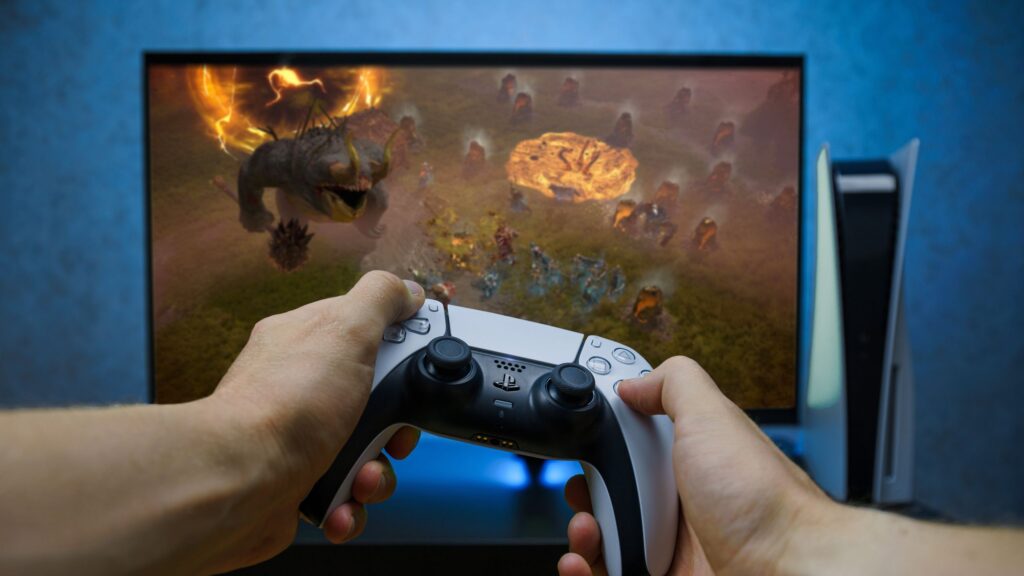 Imagen ilustrativa de hardware asociado a PS5 y Xbox Series X/S.