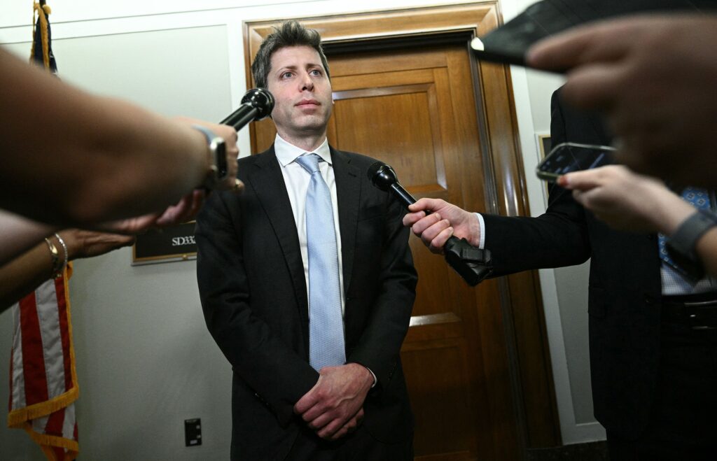 Sam Altman durante una entrevista ante varios micrófonos