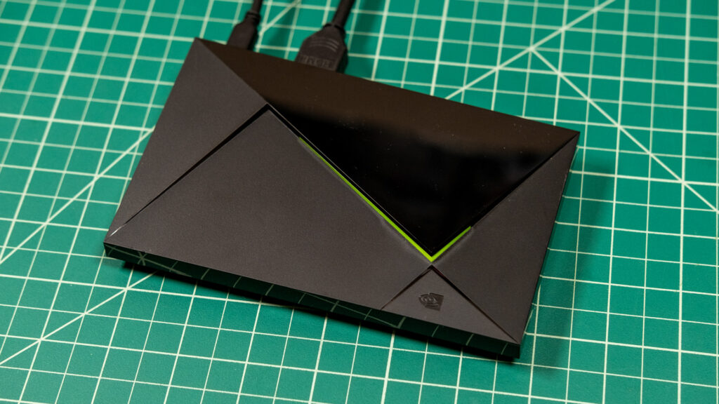 Reproductor NVIDIA Shield TV Pro negro sobre una superficie cuadriculada verde