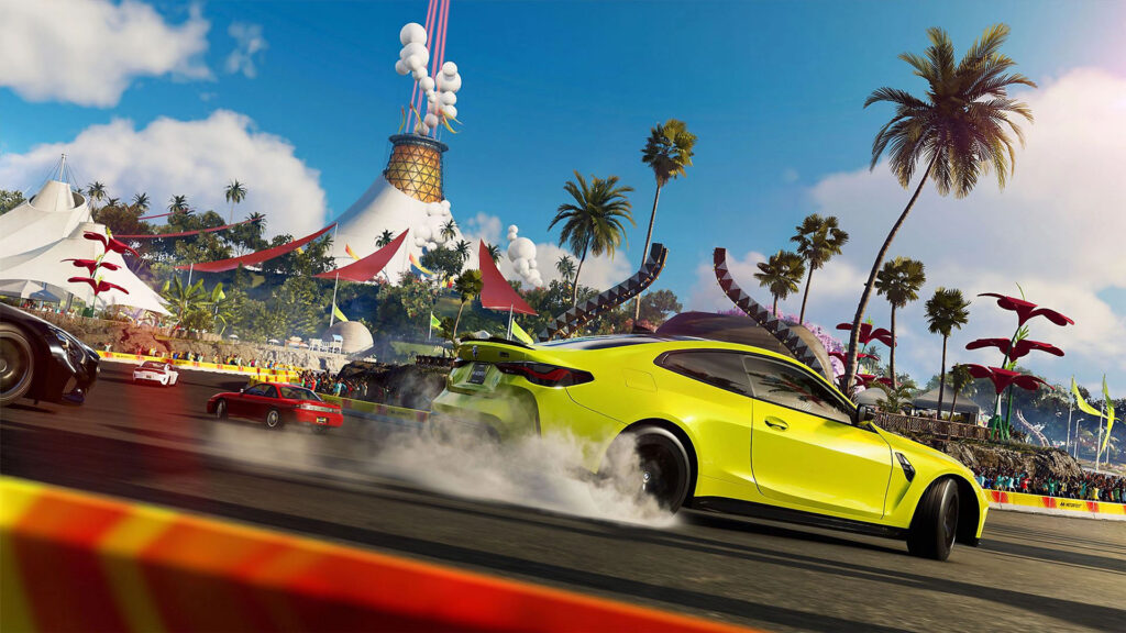 Un coche amarillo derrapa en una carrera de The Crew Motorfest, rodeado de palmeras y público.