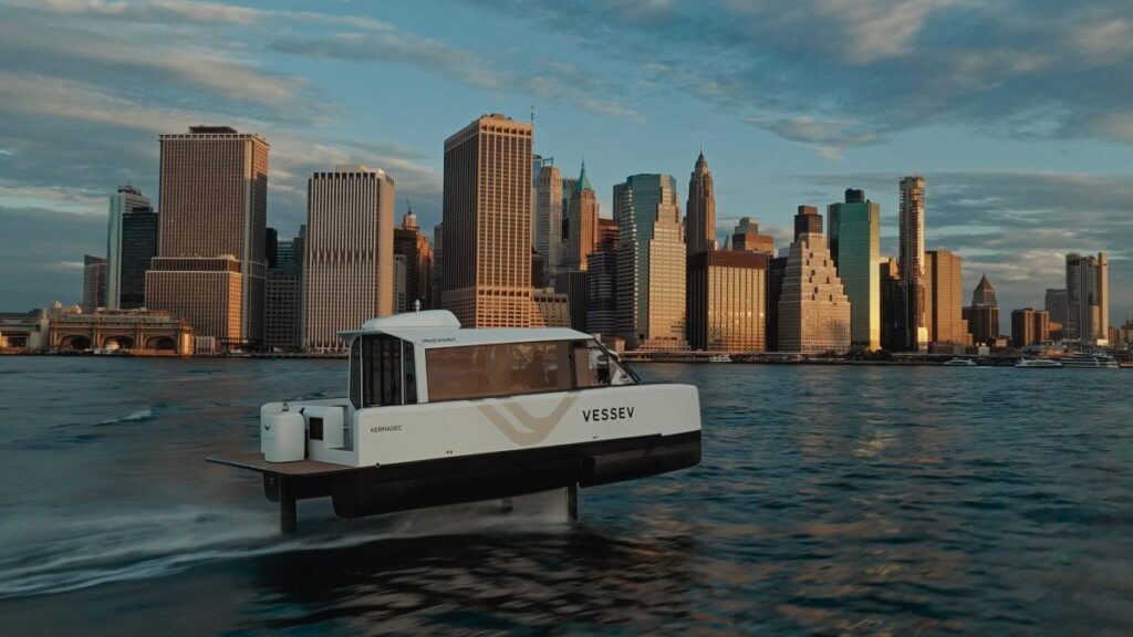 El ferry eléctrico VS-9 de Vessev navega con hidroalas cerca de Manhattan.