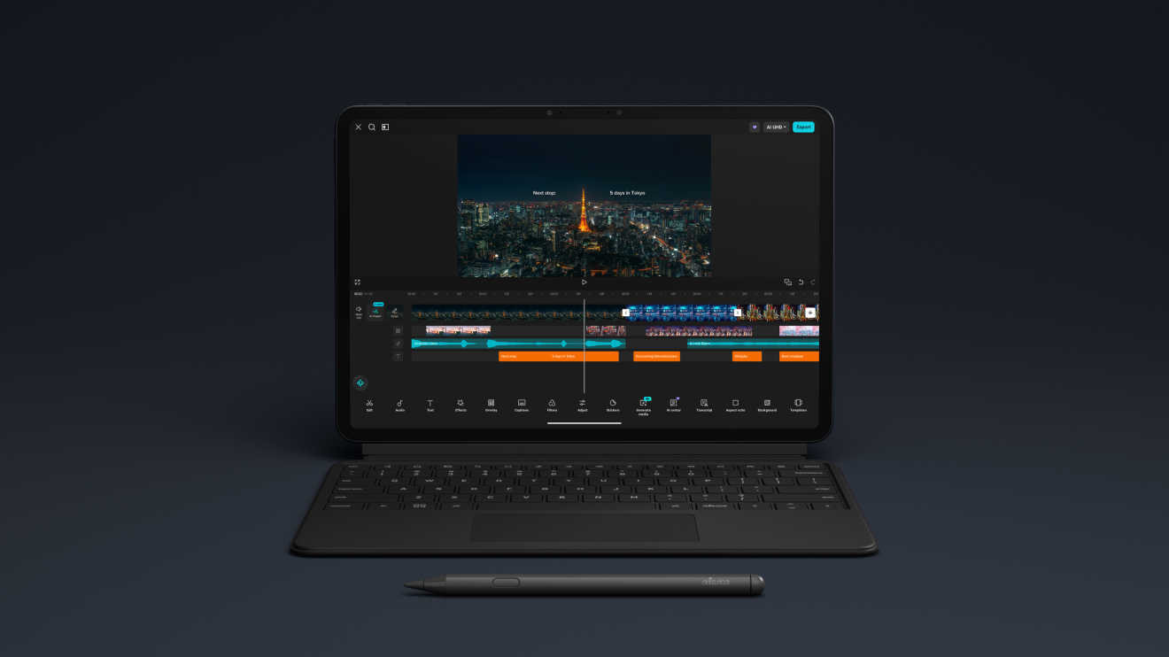 Amazon Alexa Tablet conectada a su teclado y acompañada del lápiz táctil