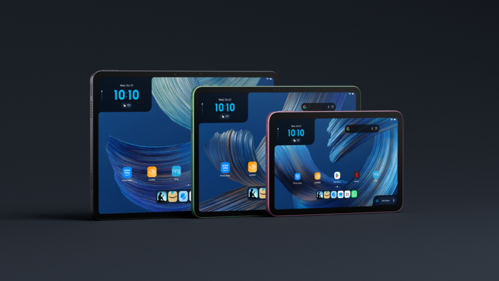 Los tres modelos de la gama Amazon Alexa Tablets colocados juntos sobre un fondo claro