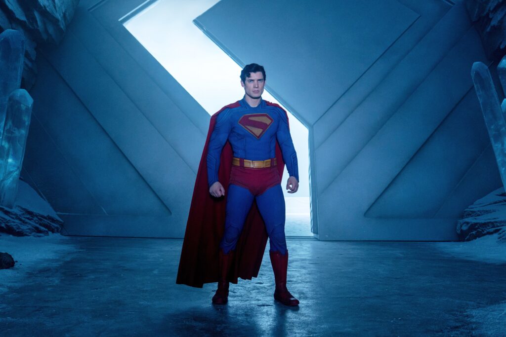 David Corenswet como Superman en una imagen promocional de Warner Bros.