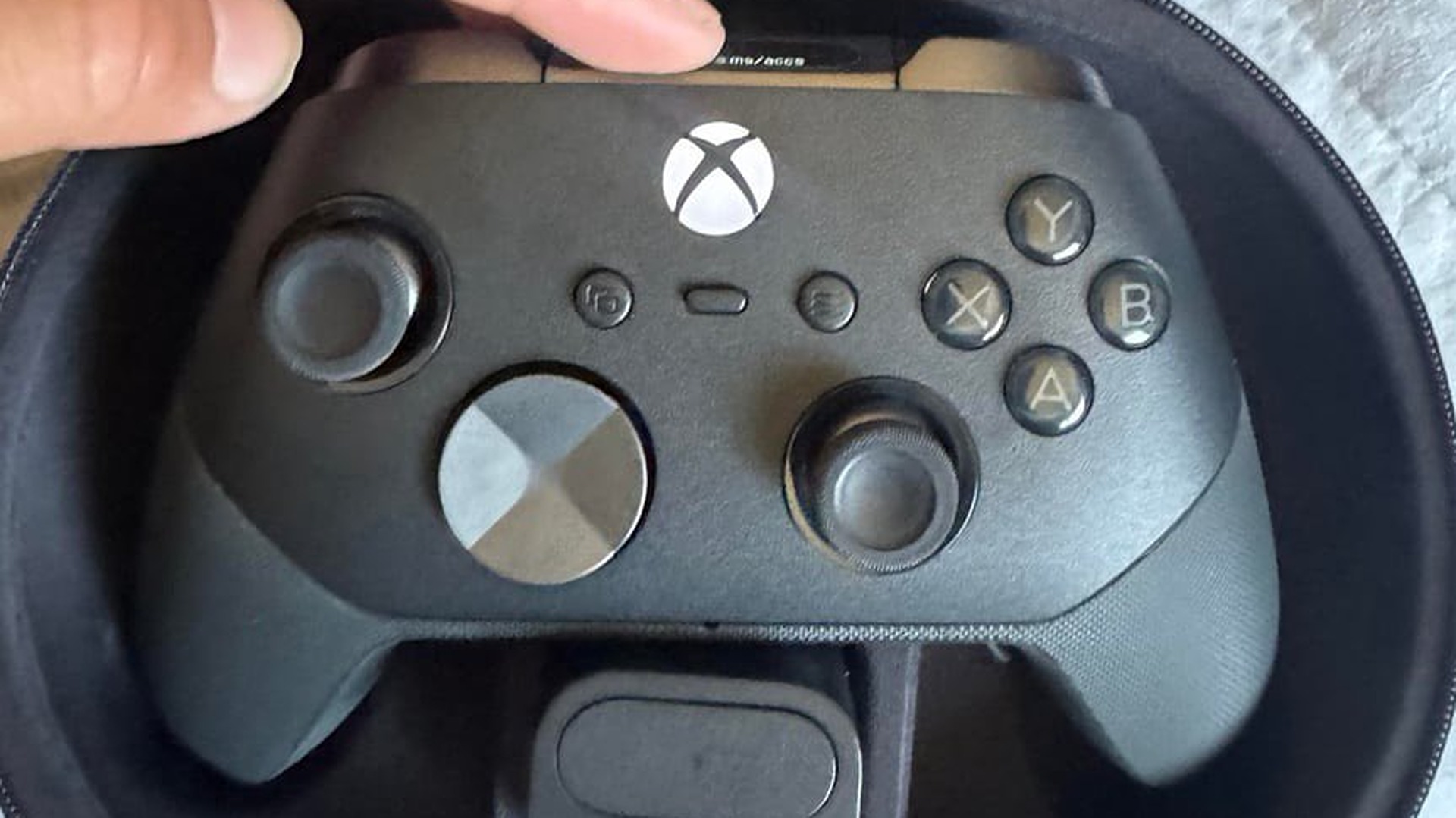El supuesto mando Xbox Elite Series 3 junto a su estuche de transporte