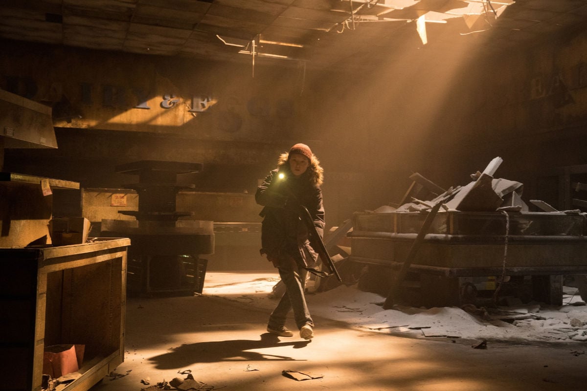 Ellie recorre un edificio abandonado en The Last of Us