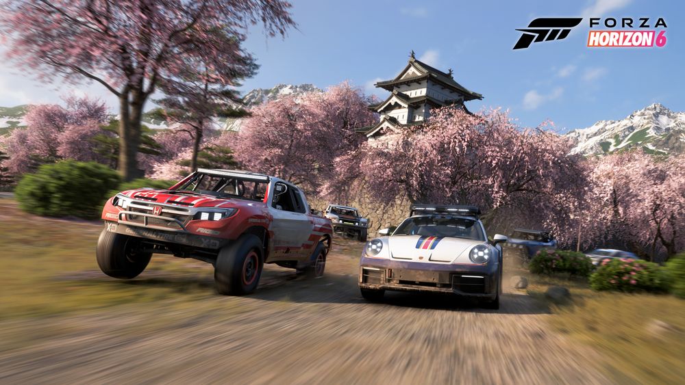 Un coche deportivo de Forza Horizon 6 recorre una carretera junto a un castillo japonés