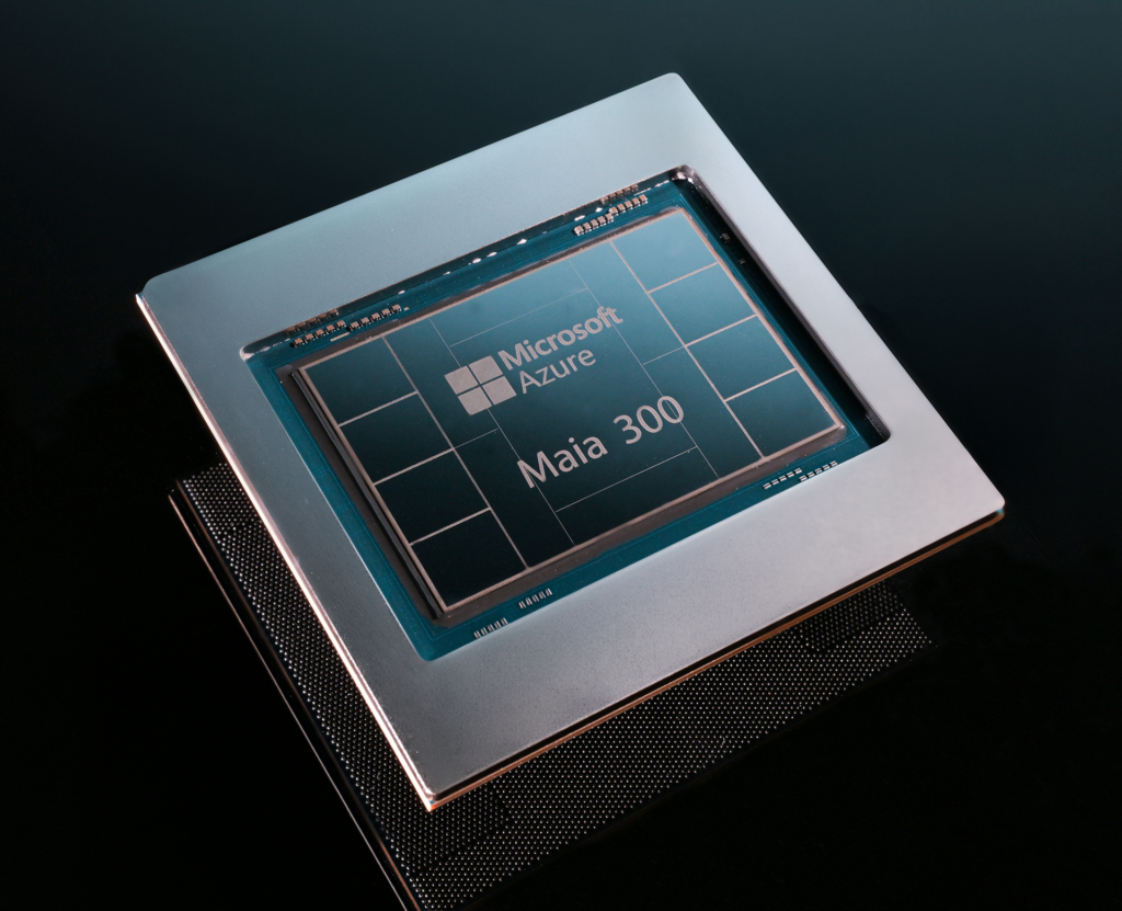 Prototipo de Azure Maia 300 con el encapsulado y el nombre del acelerador de Microsoft visibles