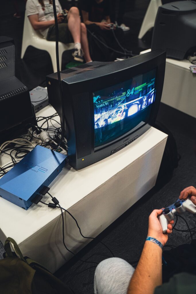 La PS2 no podía cargar Londres de golpe: el truco de The Getaway para recorrer la ciudad sin pantallas Escena de juego retro con una consola PlayStation y un televisor CRT