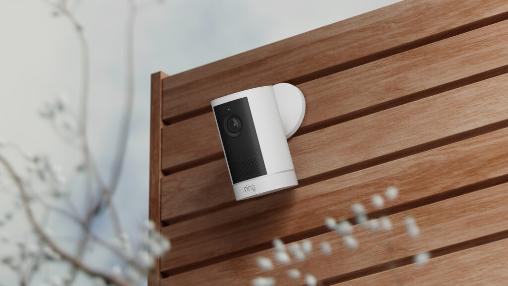 Ring Outdoor Cam 4K Plus instalada en una pared exterior