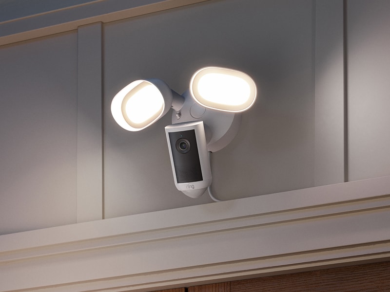 Ring Floodlight Cam 4K Plus con dos focos