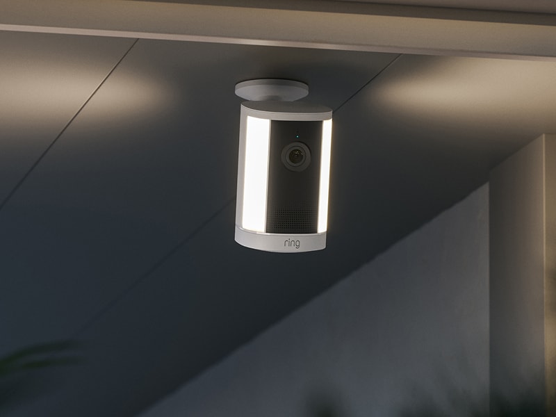 Ring Spotlight Cam 4K Plus con foco integrado