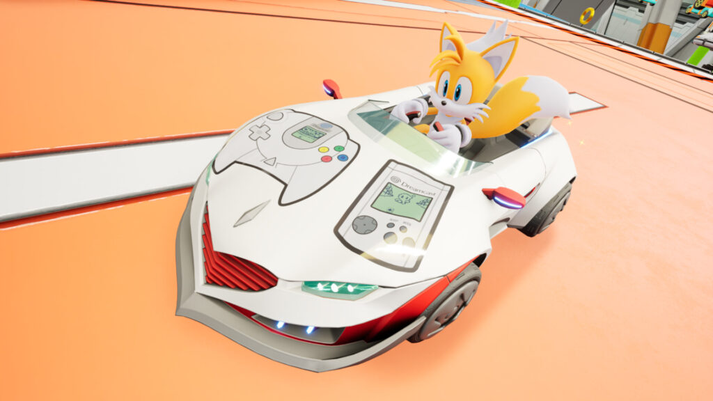 Tails conduce el vehículo Dreamcast EU, decorado con el mando y la VMU de Dreamcast, en Sonic Racing: CrossWorlds