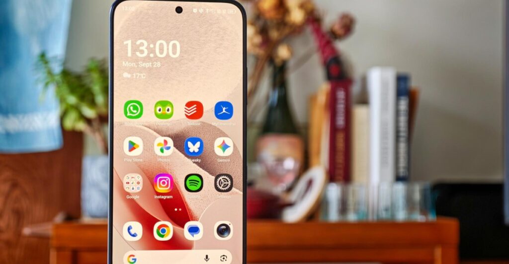 La pantalla mate del TCL P80 Ultra apunta a una mejora que queremos en más móviles TCL P80 Ultra fotografiado para el análisis de The Verge