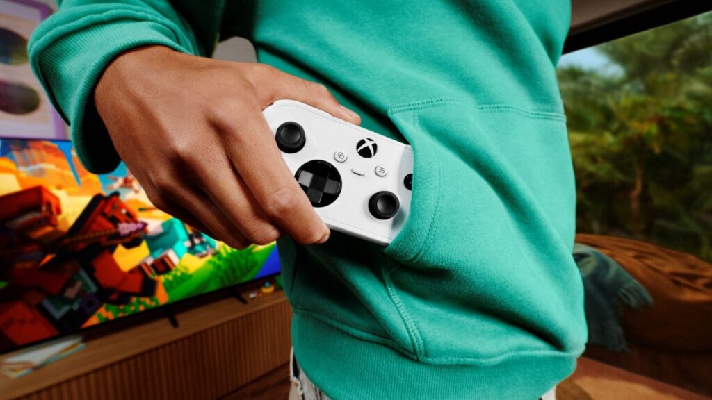 Xbox Nano: el nuevo mando compacto llega a España por 49,99 euros Imagen oficial del mando Xbox Nano compacto de Microsoft, junto a una vista ampliada del producto